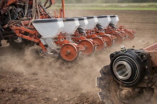 Relubricable disc harrow bearing in heavy-duty agricultural field operation under dusty soil conditions Relubricable disc harrow bearing in heavy-duty agricultural field operation under dusty soil conditions