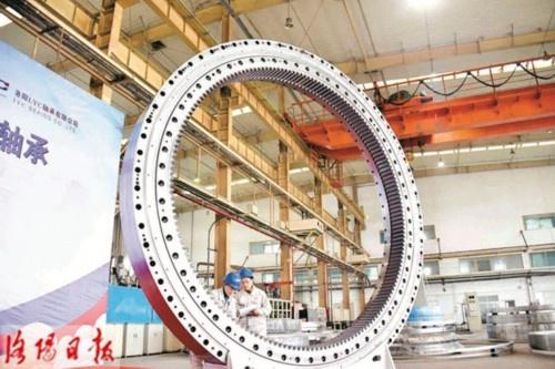The first large diameter shield machine main bearing in China is off-line in Luoyang